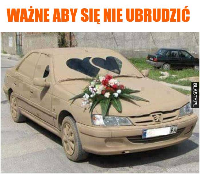 auto w błocie