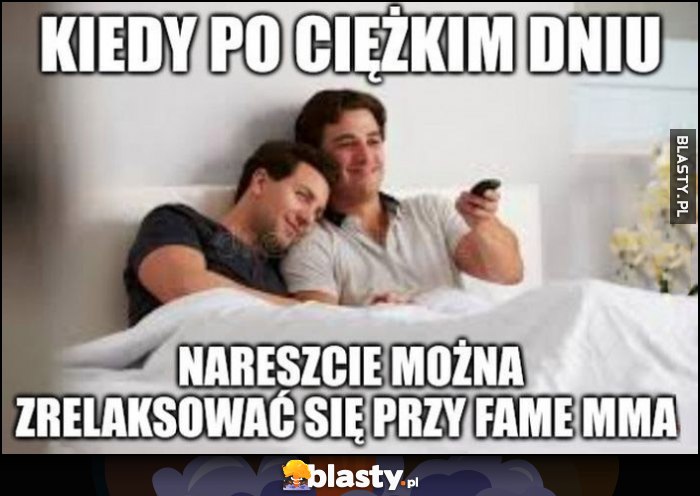 Kiedy po ciężkim dniu wreszcie mozna zrelaksować się przy Fame MMA ciepli faceci przytulają się do siebie