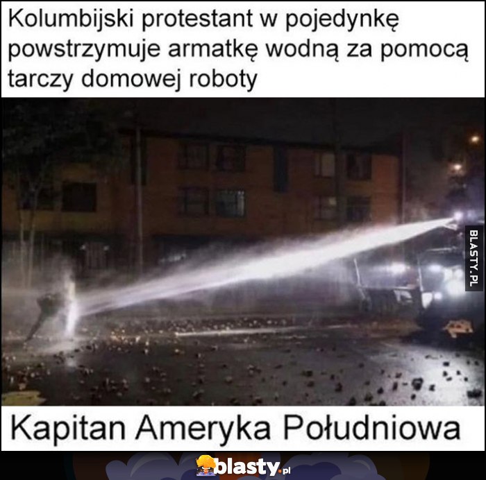 Kolumbijski protestant w pojedynkę powstrzymuje armatkę wodną za pomocą tarczy domowej roboty - Kapitan Ameryka Południowa