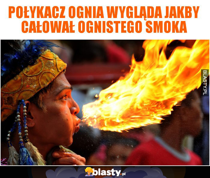 Połykacz ognia wygląda jakby całował ognistego smoka