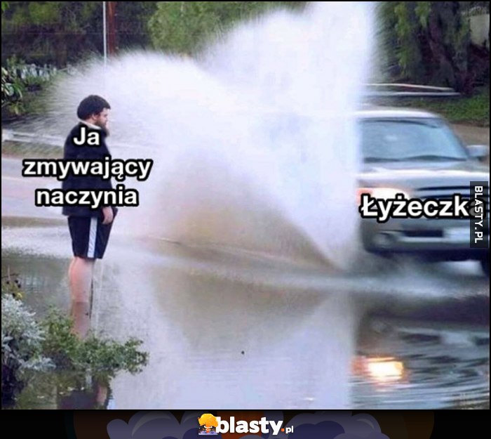 Ja zmywający naczynia vs łyżeczka samochód oblewa pieszego