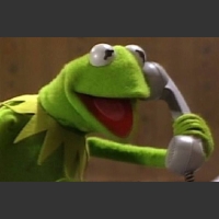 Kermit rozmawia przez telefon