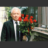 Jarosław Kaczyński z kwiatami różami składa życzenia